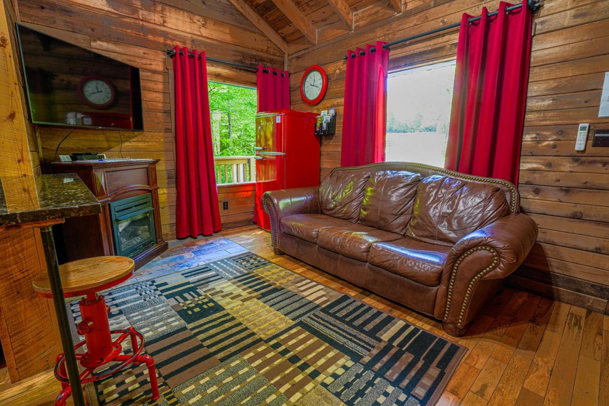 The Big Little Cabin - Hot Tub & Playground Dahlonega Buitenkant foto